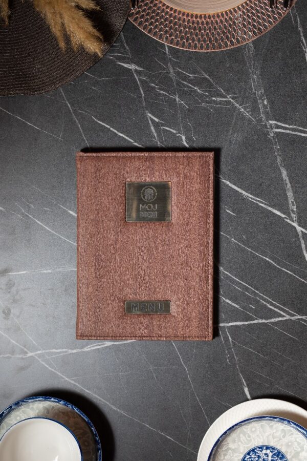 Premium Line – braon meni sa zlatnim detaljima