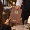 Premium Line – braon meni sa zlatnim detaljima